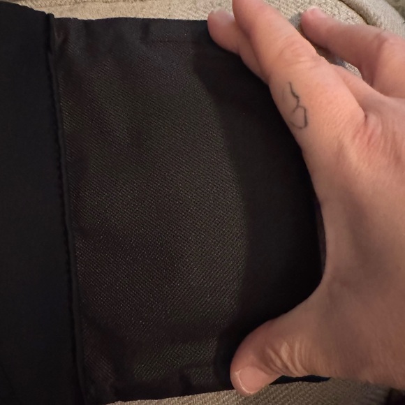 NWOT- magnetic pouch with velcro, 2 pockets inside. Can hook onto something thin - Picture 8 of 9